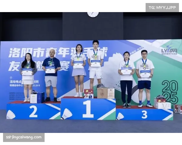 运动员颁奖仪式相拥合影，记录拼搏与友谊